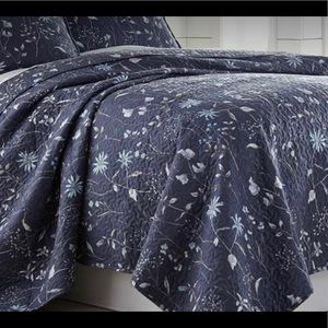 King/Cal King quilt with shams like new